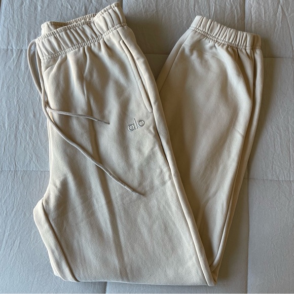ALO Yoga Pants - Alo Accolade Sweatpant in Oat Milk Size Medium Jogger
